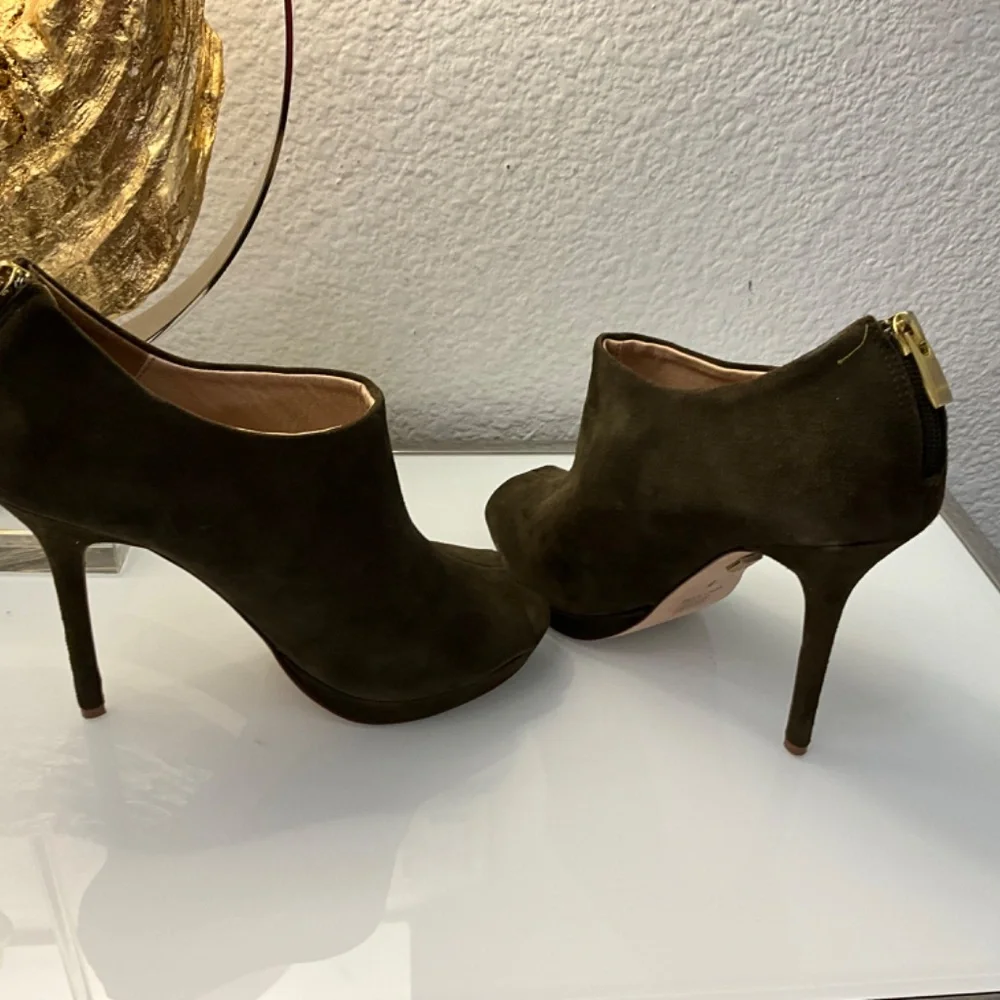 POUR LA VICTOIRE OLIVE GREEN SUEDE PEEP TOE BOOTIES♥️♥️♥️